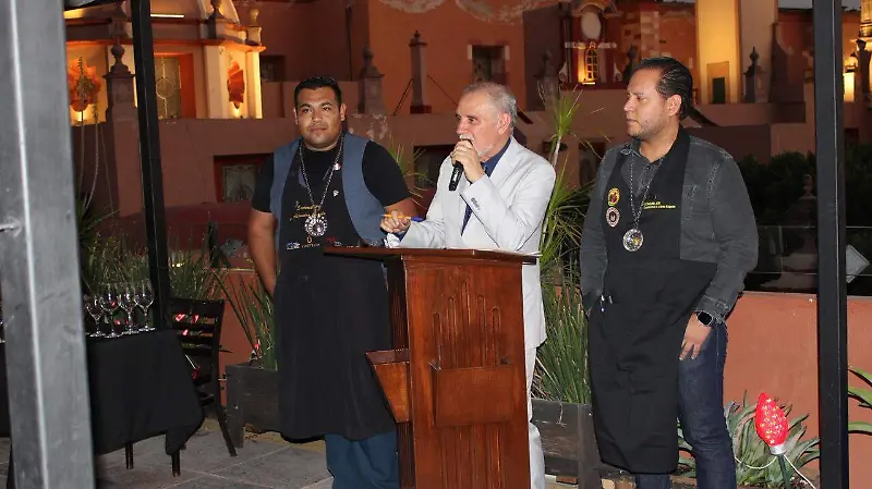  Isidro agradeció a los asistentes por su compañía y preferencia.